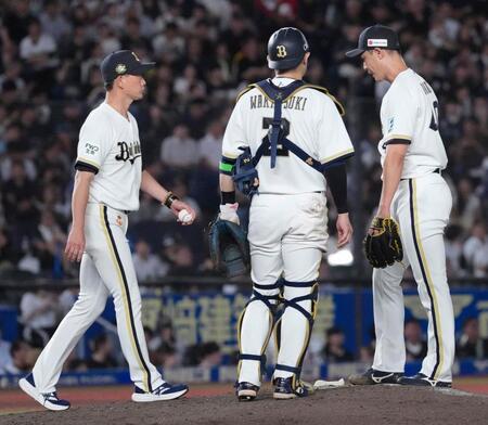 ６回途中、岩崎（右）に交代を告げるオリックス・岸田監督（左）