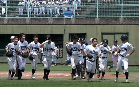 登録メンバー９人で試合に臨んだ門真西ナイン（撮影・金居みつよし）