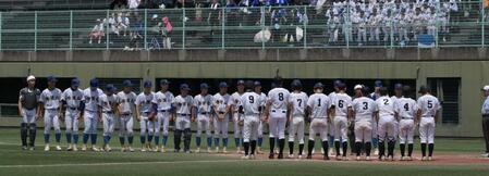 ９人で試合に臨む門真西ナインと香里丘ナインが試合前に整列（撮影・金居みつよし）