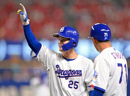 ５回、２点打を放ち、喜ぶ石川昂