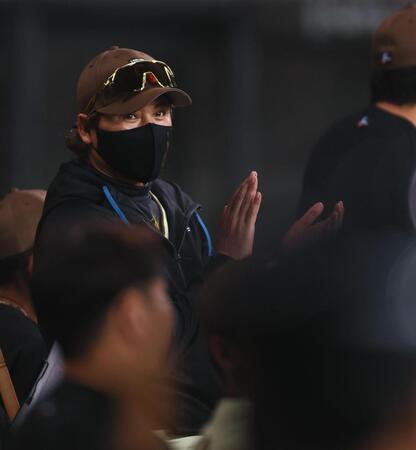 ２回、田宮が犠飛を放ち、手をたたく新庄監督（撮影・中島達哉）