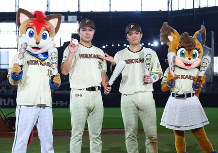 プロ初本塁打の記念球を手に記念撮影に応じる宮崎（左）と郡司（撮影・中島達哉）