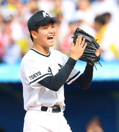３回を投げ終え笑顔の開成・森本壮一郎（撮影・石井剣太郎）
