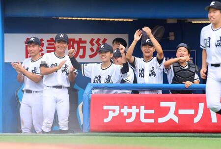 ５回、先制に沸く開成ナイン（撮影・石井剣太郎）