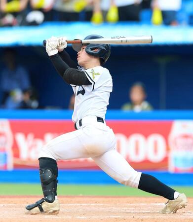 ５回、適時二塁打を放つ開成・塚本凛太郎（撮影・石井剣太郎）