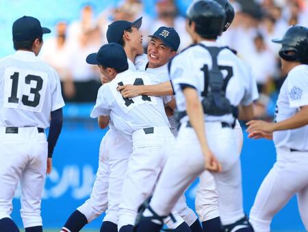 試合に勝利し喜ぶ日比谷ナイン（撮影・石井剣太郎）