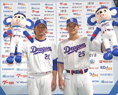お立ち台でポーズをとる涌井と石川昂（右）＝撮影・北村雅宏