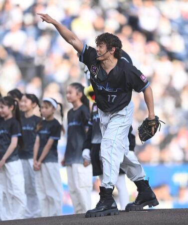 始球式を務めたＥＸＩＬＥ　Ｂ　ＨＡＰＰＹの中務裕太（撮影・開出牧）