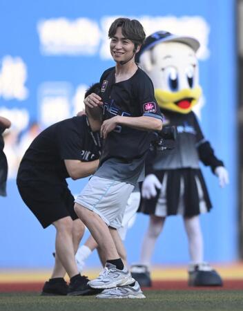 試合前、パフォーマンスを披露するＥＸＩＬＥ　Ｂ　ＨＡＰＰＹのＴＥＴＳＵＹＡ（撮影・開出牧）