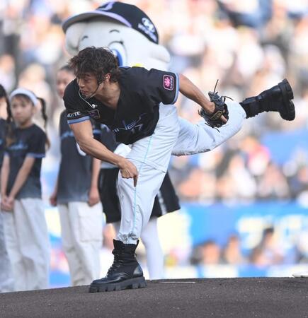 始球式を務めるＥＸＩＬＥ　Ｂ　ＨＡＰＰＹの中務裕太（撮影・開出牧）