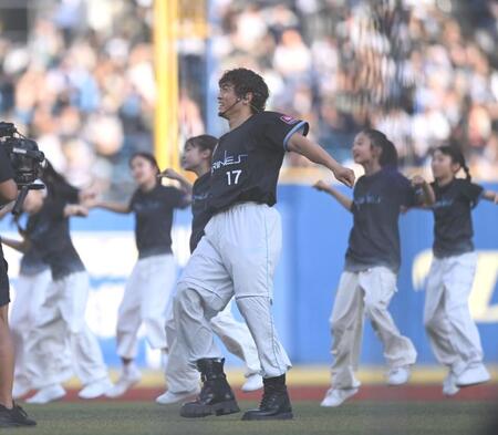 試合前、パフォーマンスを披露するＥＸＩＬＥ　Ｂ　ＨＡＰＰＹの中務裕太（撮影・開出牧）