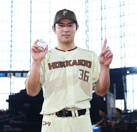 プロ初本塁打の記念球を手に記念撮影に応じる宮崎（撮影・中島達哉）