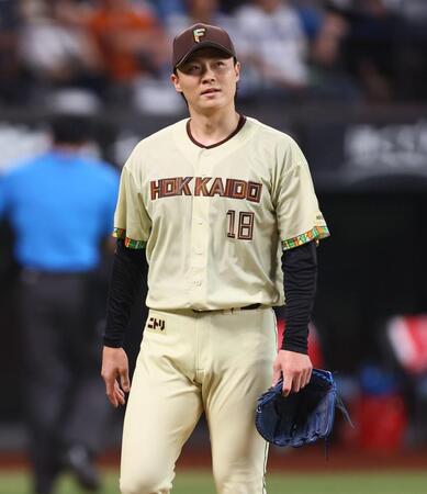 ５回、２ランを浴び、悔しそうな表情でベンチに戻る山崎（撮影・中島達哉）