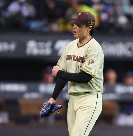 ４回、代打・外崎を三ゴロに打ち取り、グラブをたたく山崎（撮影・中島達哉）