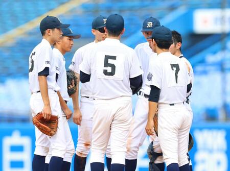 ５回、日比谷・松井佑樹（左から２人目）にもとに集まる日比谷ナイン（撮影・石井剣太郎）