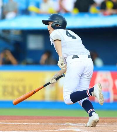 ８回、逆転適時二塁打を放つ日比谷・青賢太朗（撮影・石井剣太郎）