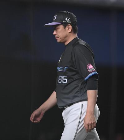 ６回、投手交代を告げたサブロー監督（撮影・開出牧）