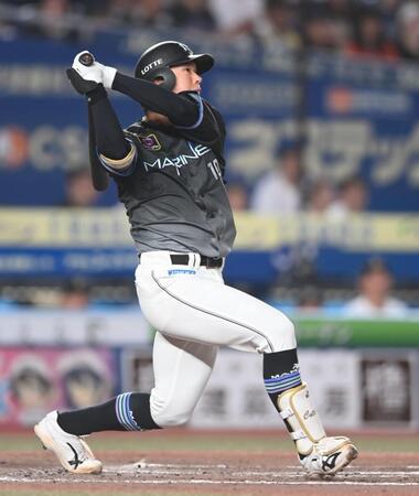 ８回、右越え２ランを放つ上田（撮影・開出牧）