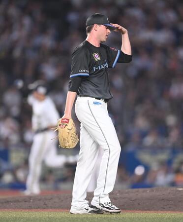 ４回、来田（後方）に右越え２ランを打たれたロング（撮影・開出牧）