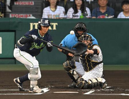 １回、送りバントを失敗する岩田（撮影・飯室逸平）