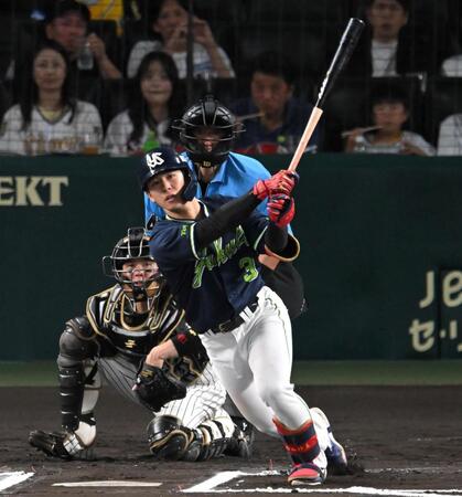 ６回、中前打を放つ内山（撮影・飯室逸平）