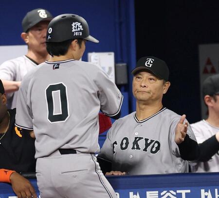 ７回、スクイズで生還した三塁走者の増田大（左）を迎える橋上監督代行（撮影・伊藤笙子）