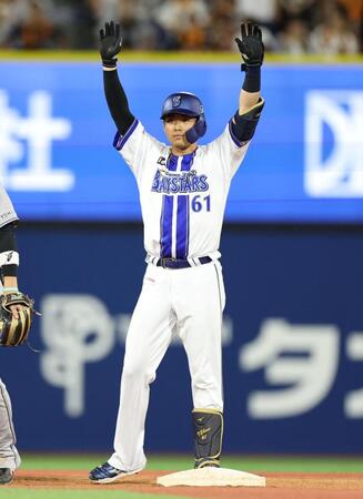 ６回、左前へ適時打を放ち、悪送球間で二塁進塁後に両手を挙げて喜ぶ蝦名（撮影・伊藤笙子）