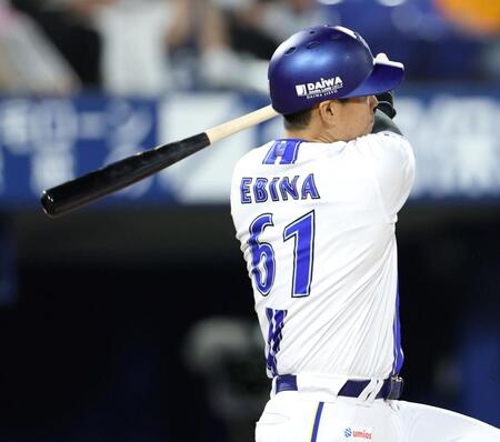 ６回、左前へ適時打を放つ蝦名（撮影・伊藤笙子）