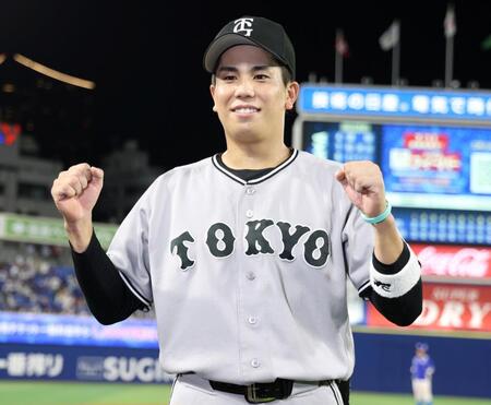 決勝スクイズを決め、笑顔を見せる門脇（撮影・伊藤笙子）