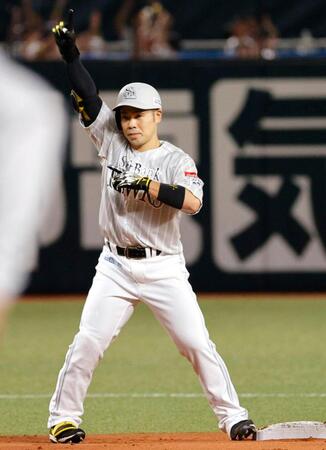 １回、先制の２点二塁打を放ち、ベンチに向かいポーズをとる近藤