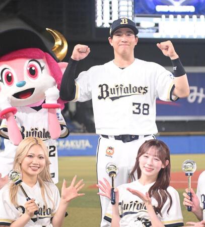 ヒーローインタビューを終えガッツポーズを決める来田（撮影・開出牧）