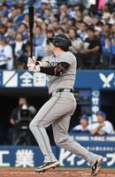 　１回、ダルベックは満塁弾を放つ（撮影・佐藤厚）