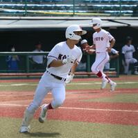 ２回、中前へ２点タイムリーを放つ広陵・曽根丈一郎主将（撮影・市尻達拡）