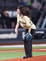ファーストピッチセレモニーで投球する佐藤綾乃さん（撮影・中島達哉）