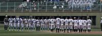 ９人で試合に臨む門真西ナインと香里丘ナインが試合前に整列（撮影・金居みつよし）