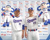 お立ち台でポーズをとる涌井と石川昂（右）＝撮影・北村雅宏