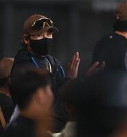 ２回、田宮が犠飛を放ち、手をたたく新庄監督（撮影・中島達哉）