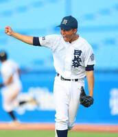 ８回を投げ終え吠える日比谷・松井佑樹（撮影・石井剣太郎）