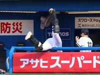 ３回、打球を追いベンチに転落する開成・相川晃央（撮影・石井剣太郎）