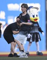試合前、パフォーマンスを披露するＥＸＩＬＥ　Ｂ　ＨＡＰＰＹのＴＥＴＳＵＹＡ（撮影・開出牧）