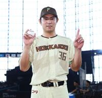 プロ初本塁打の記念球を手に記念撮影に応じる宮崎（撮影・中島達哉）