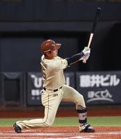 ５回、プロ初本塁打を放つ宮崎（撮影・中島達哉）