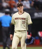 ５回、２ランを浴び、悔しそうな表情でベンチに戻る山崎（撮影・中島達哉）