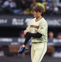 ４回、代打・外崎を三ゴロに打ち取り、グラブをたたく山崎（撮影・中島達哉）