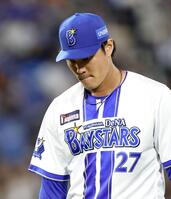 ３回、同点に追いつかれ、うつむきながらベンチへ戻る藤浪（撮影・伊藤笙子）