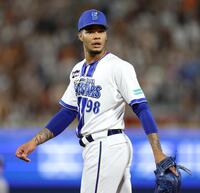６回、竹丸の打席で走塁妨害をしてしまったマルセリーノ（撮影・伊藤笙子）