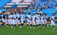 試合に勝利した日比谷ナイン＝神宮（撮影・石井剣太郎）