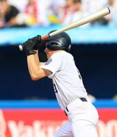 ６回、適時打を放つ日比谷・奥川凱矢（撮影・石井剣太郎）