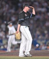 ４回、来田（後方）に右越え２ランを打たれたロング（撮影・開出牧）