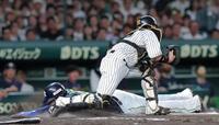 ８回、岩田の投ゴロで本塁を狙うもアウトになるモンテル（撮影・西田忠信）